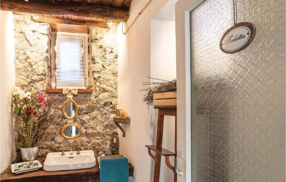 Bathroom, towels
