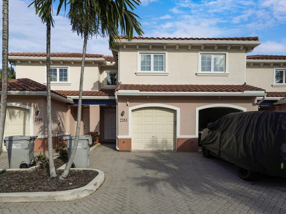 Santa Barbara Villa by Dream Vacation House in Pompano Beach