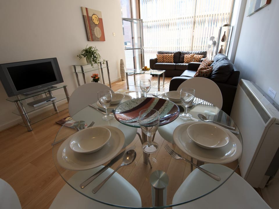 Day, Dining area