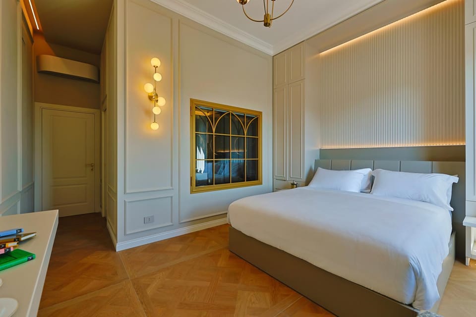 Photo of the whole room, Bedroom