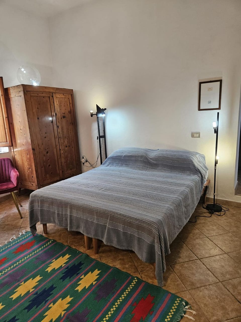 Photo of the whole room, Bedroom
