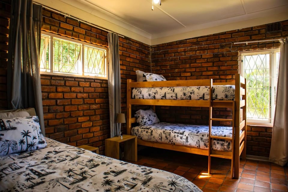Bedroom, bunk bed