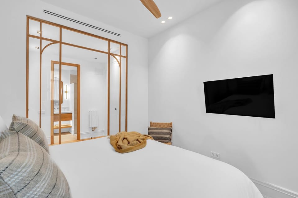 Photo of the whole room, Bedroom