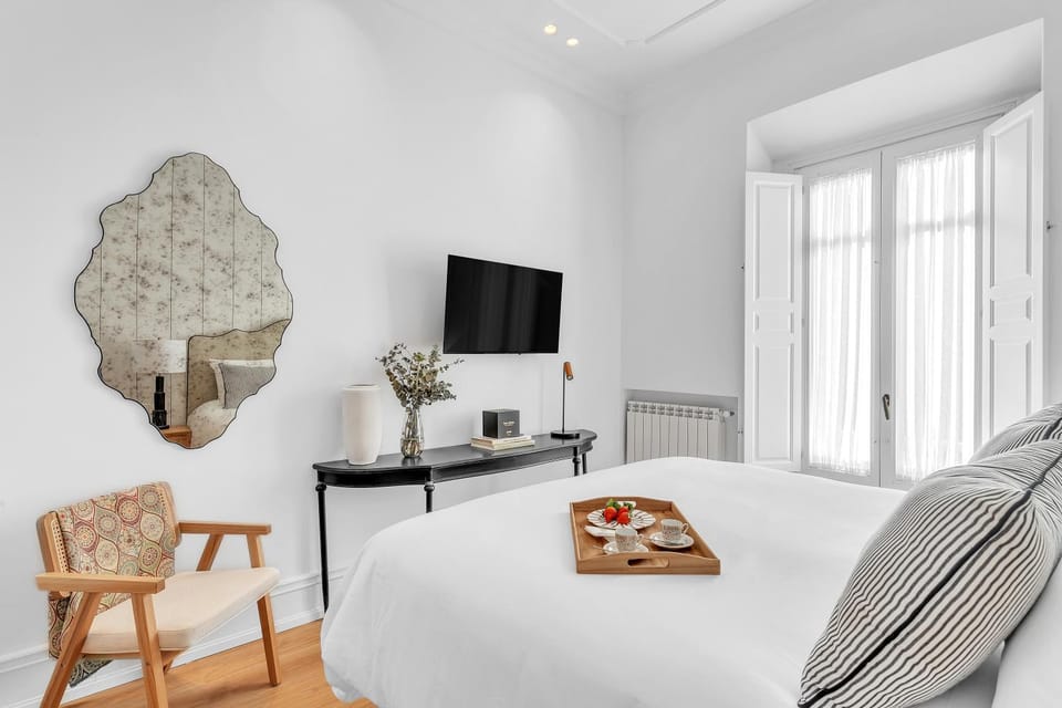 Bed, TV and multimedia, Photo of the whole room, Bedroom