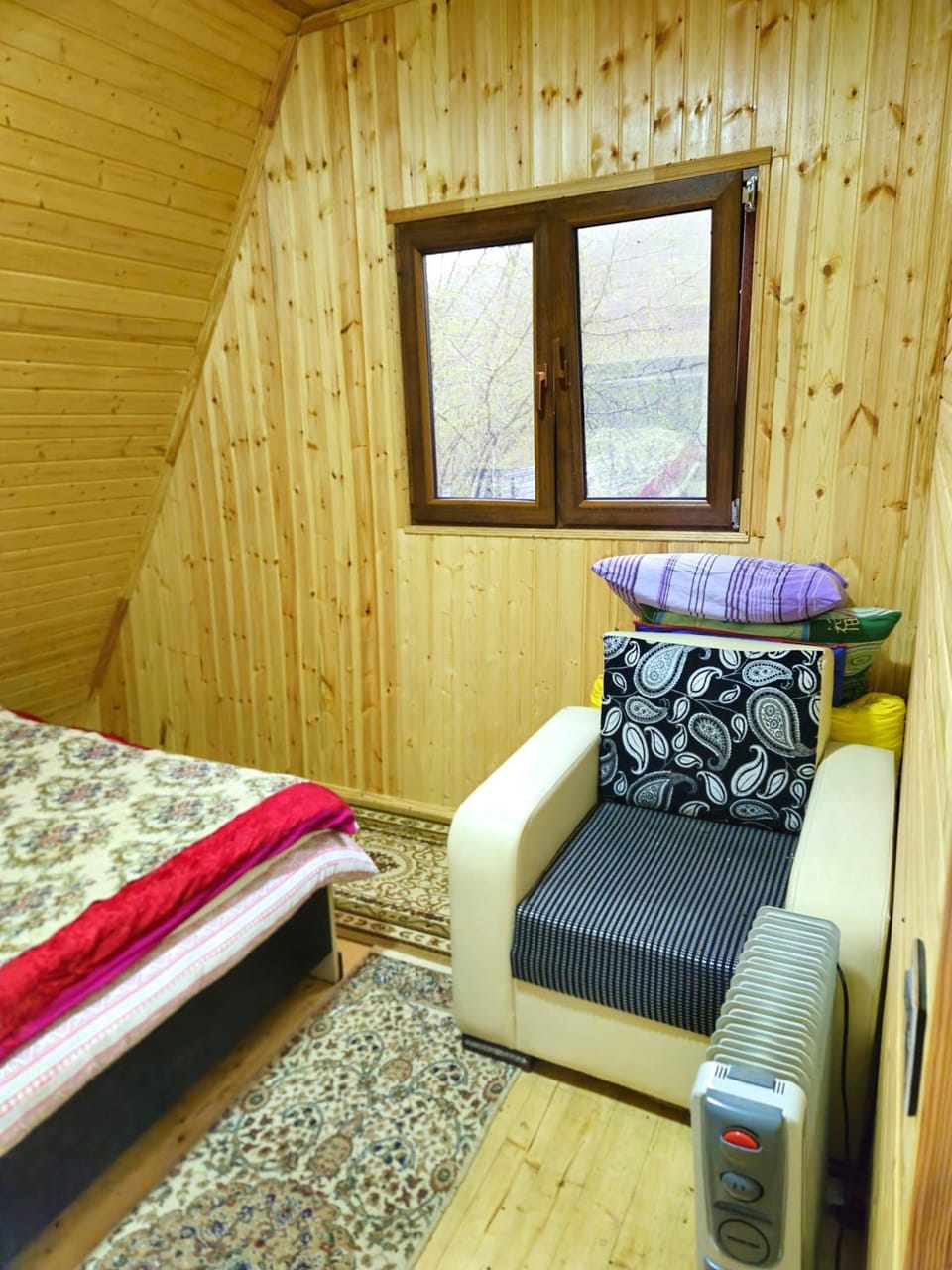 Bed, Living room, Photo of the whole room, Seating area, Bedroom