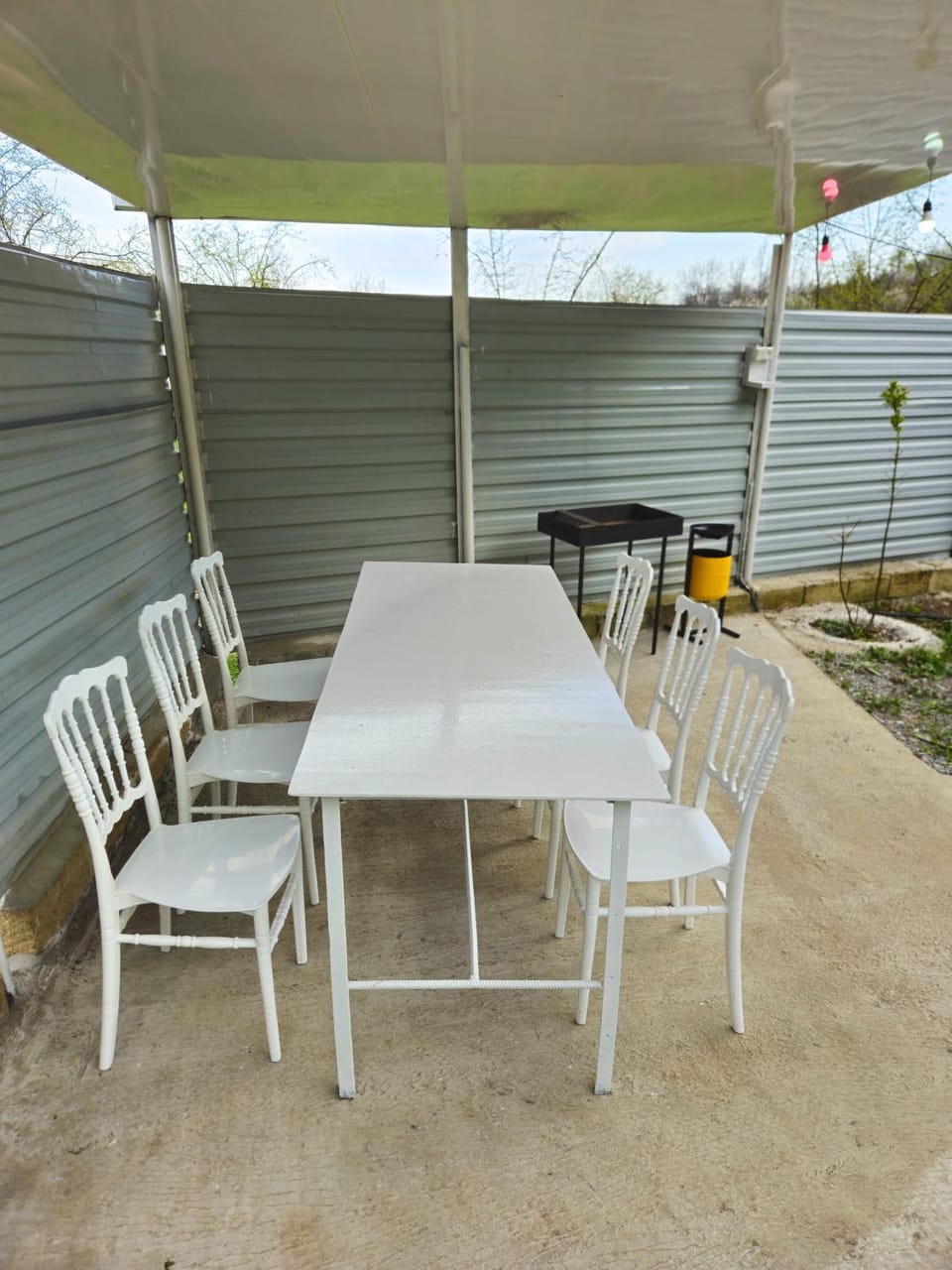 Patio, Day, Dining area