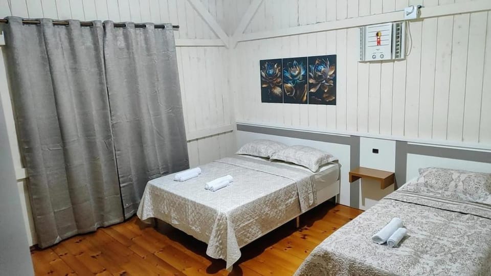 Bed, towels