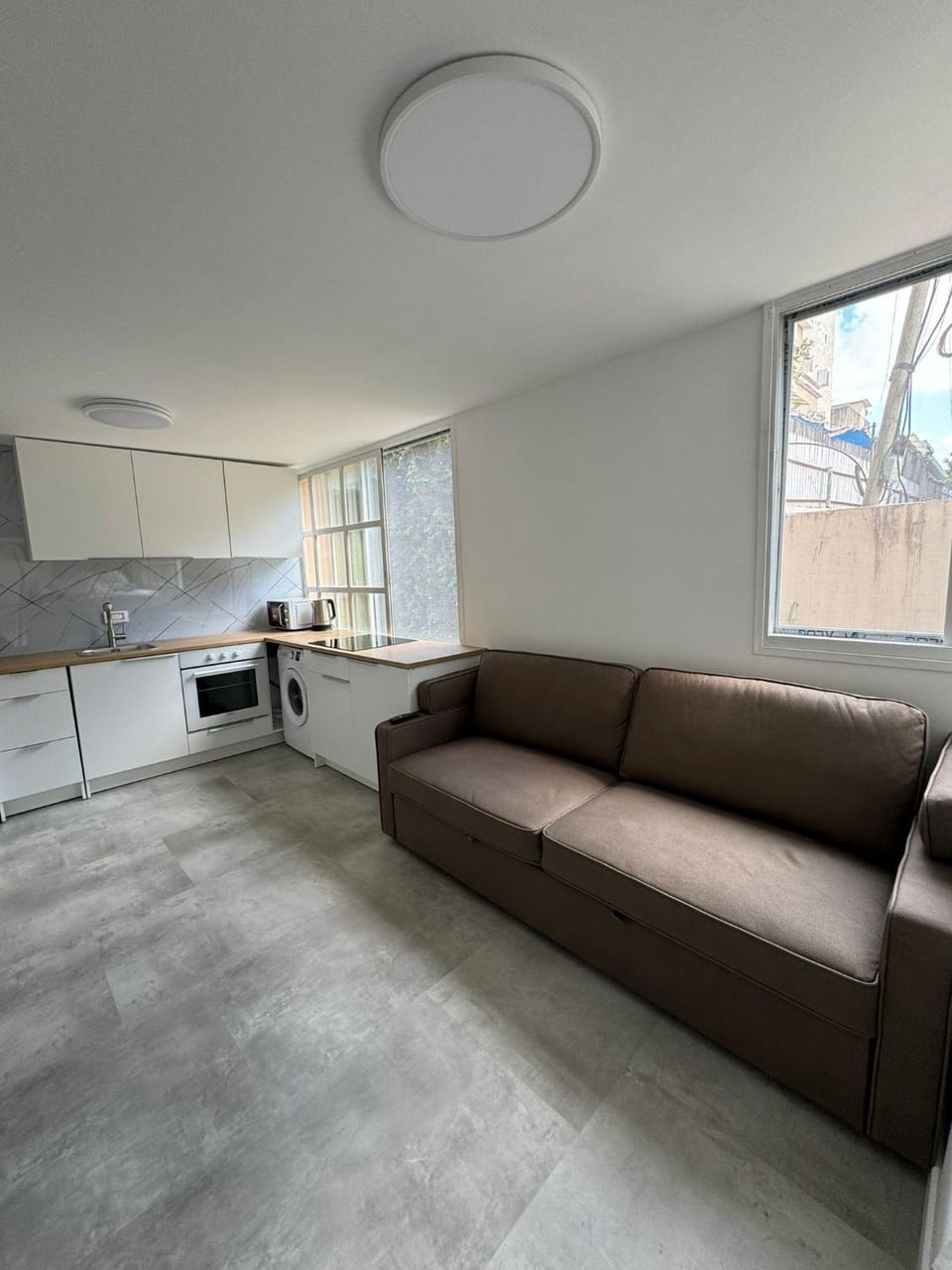 Kitchen or kitchenette, Seating area, stove