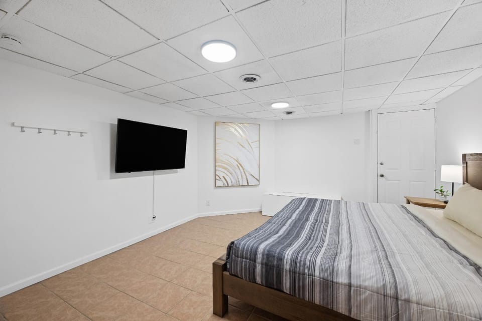 Shadyside, Pittsburgh !B Modern and Bright Private Bedroom with Shared Bathroom Vacation rental in Shadyside