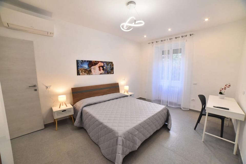 Bed, TV and multimedia, Photo of the whole room, Bedroom, air conditioner