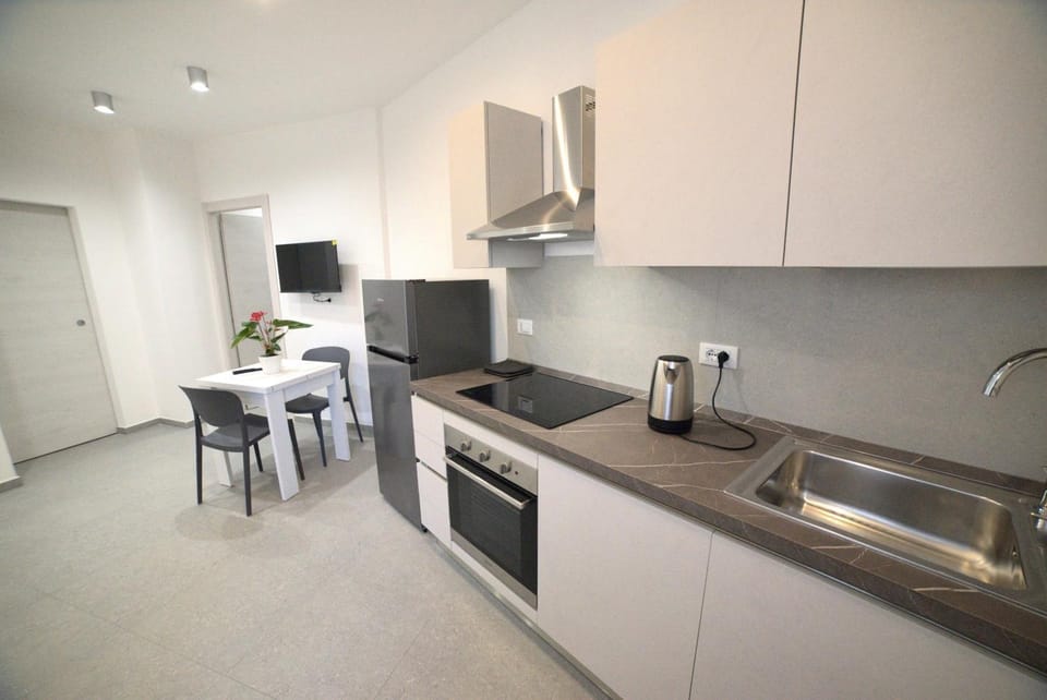 Coffee/tea facilities, Kitchen or kitchenette, Dining area, oven, stove, toaster