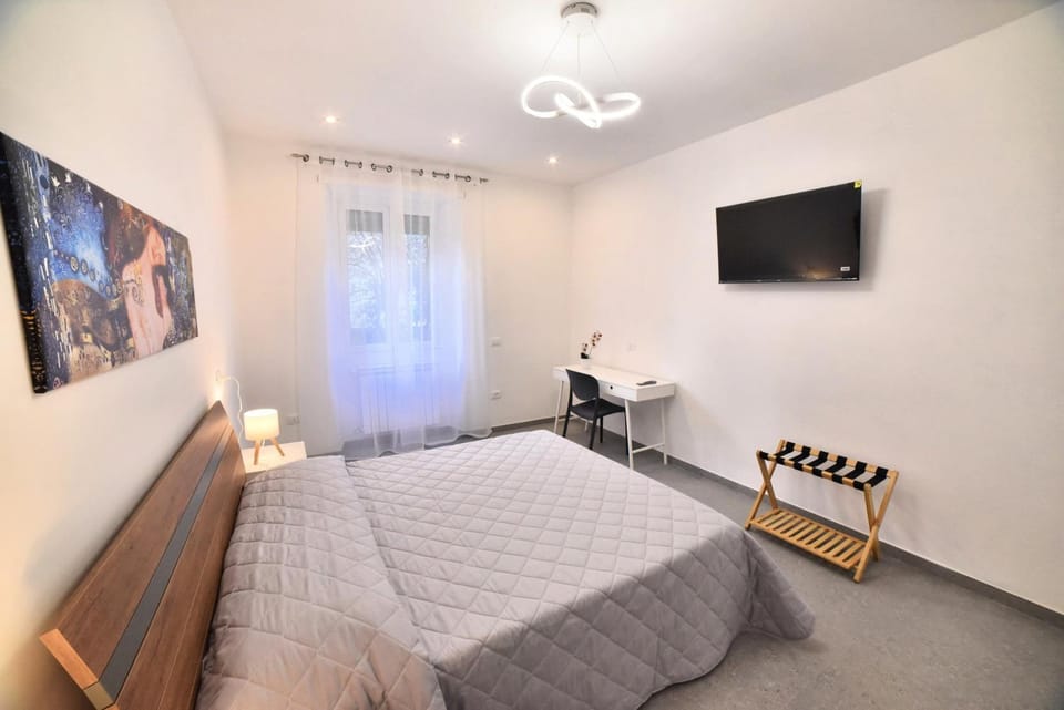 Bed, TV and multimedia, Photo of the whole room, Bedroom
