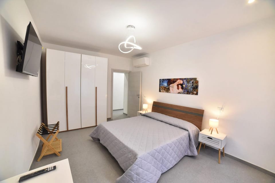 Bed, TV and multimedia, Photo of the whole room, Bedroom, wardrobe
