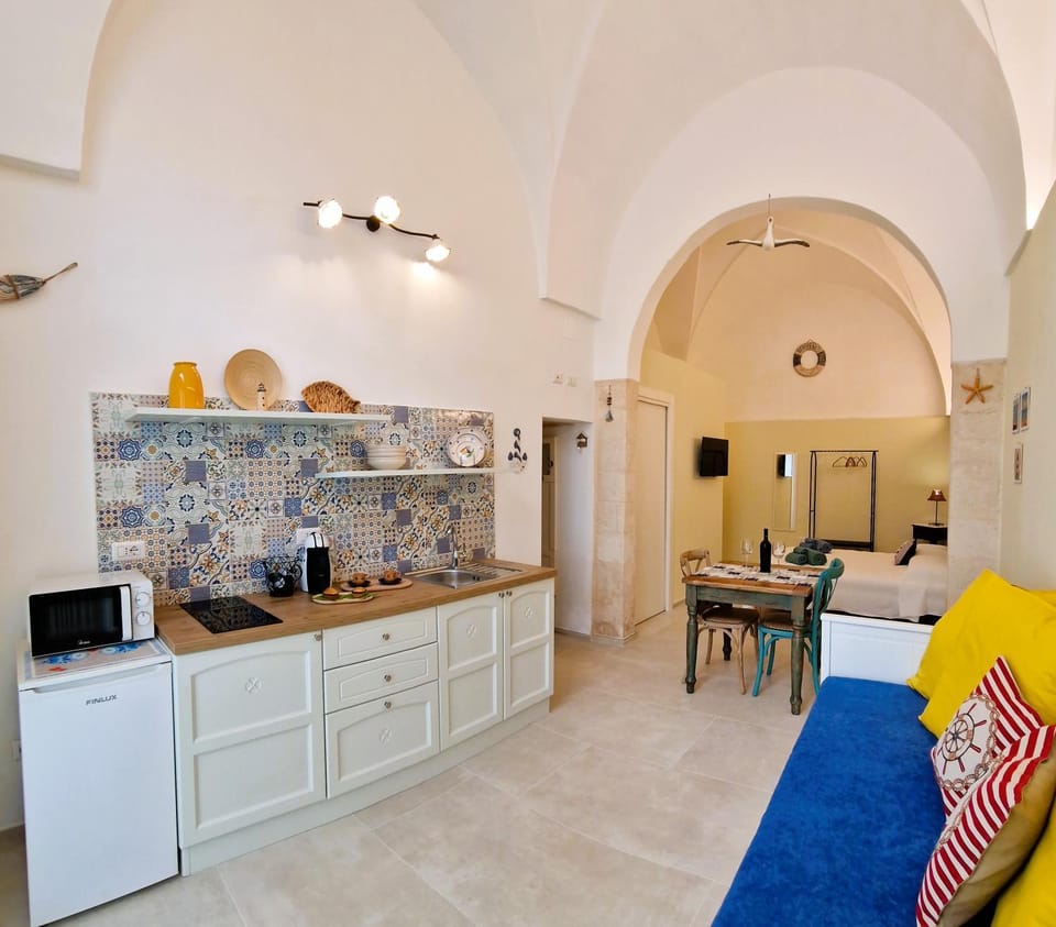 TV and multimedia, Kitchen or kitchenette, Living room, Seating area