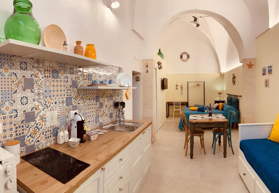 Kitchen or kitchenette, Living room, Seating area, stove
