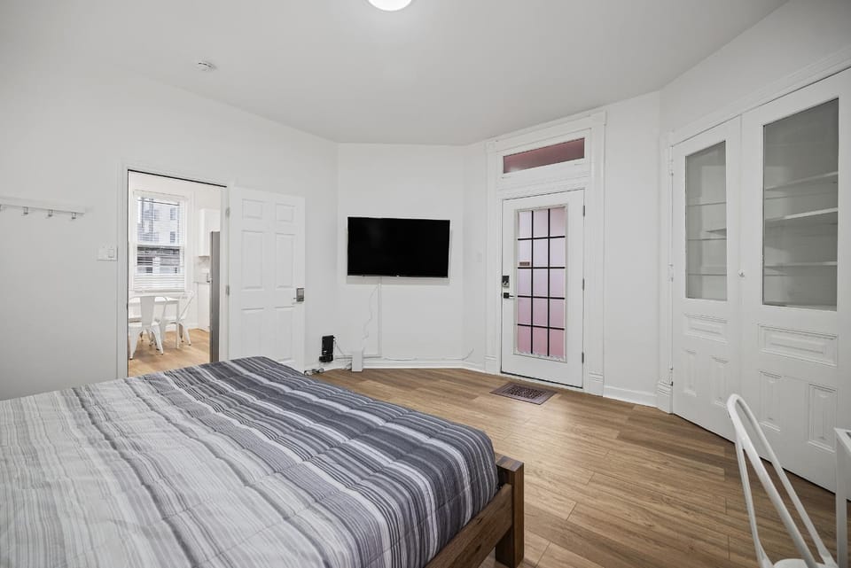 Shadyside, Pittsburgh !C Modern and Bright Private Bedroom with Shared Bathroom Vacation rental in Shadyside