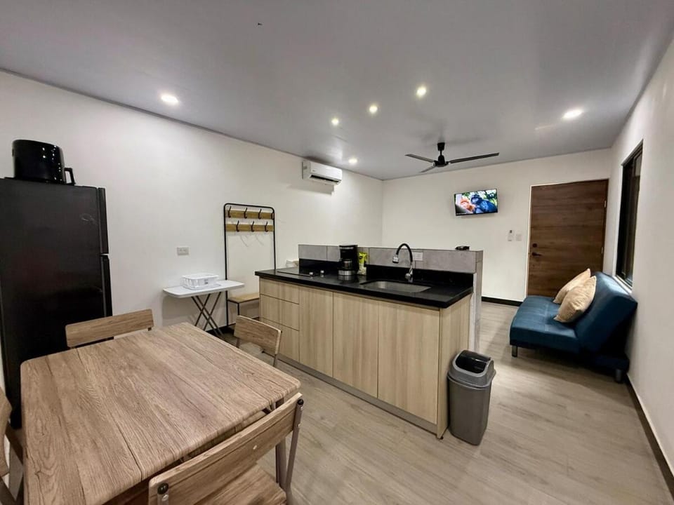 Punta Leona, beach 5mn,gated parking, AC, TV, WiFi Apartment in Puntarenas Province