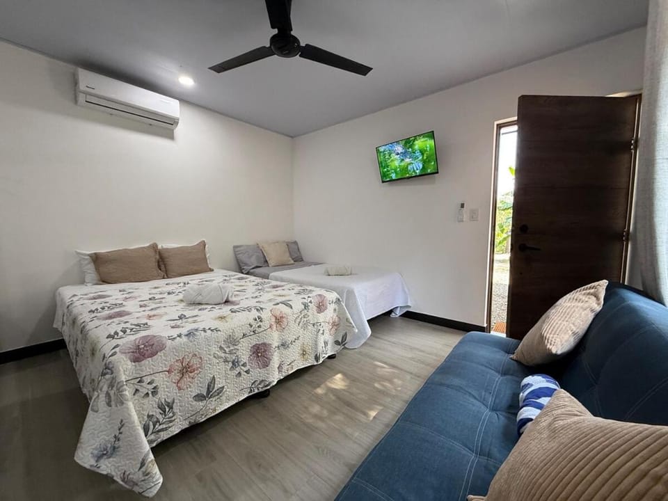 Punta Leona, beach 5mn,gated parking, AC, TV, WiFi Apartment in Puntarenas Province