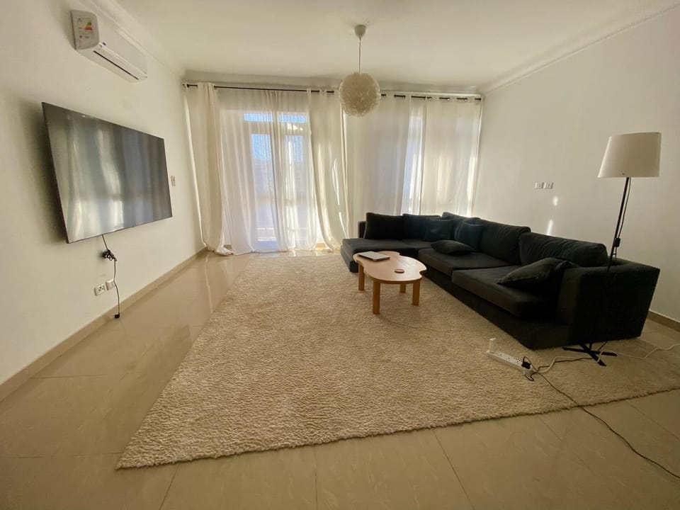 Communal lounge/ TV room, TV and multimedia, Living room, Seating area, Evening entertainment, air conditioner