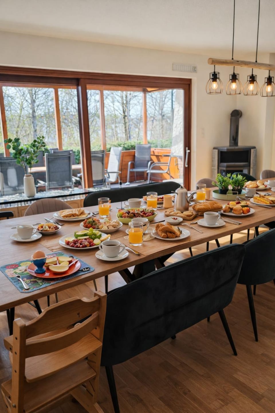 Breakfast, group of guests