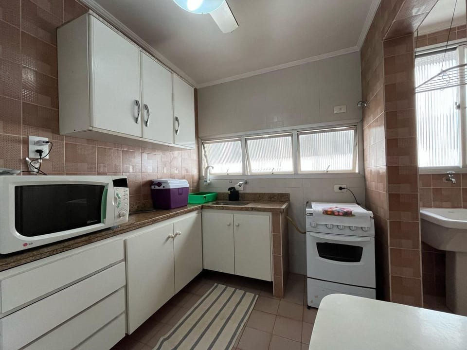 Ap Luz do Sol 200m Praia Enseada, FEIRINHA, aquário, 3 QUARTOS, garagem, WI-FI Apartment in State of São Paulo