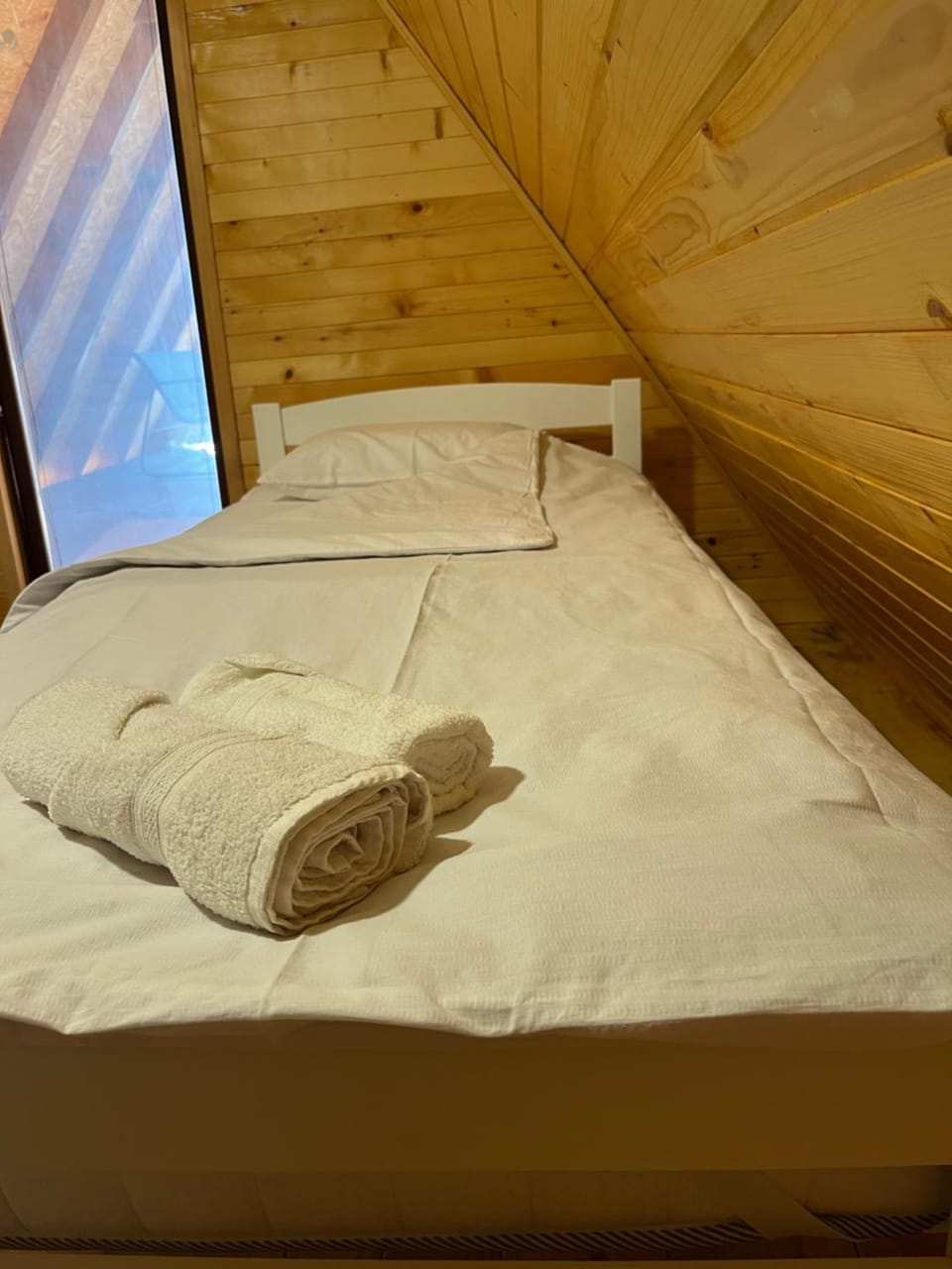 Bed, Bedroom, towels