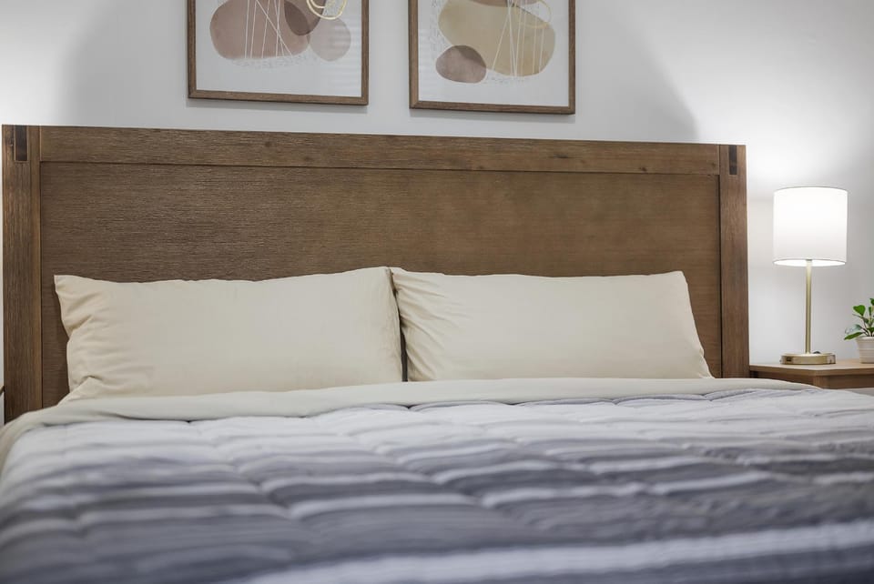 Shadyside, Pittsburgh !D Modern and Bright Private Bedroom with Shared Bathroom Vacation rental in Shadyside