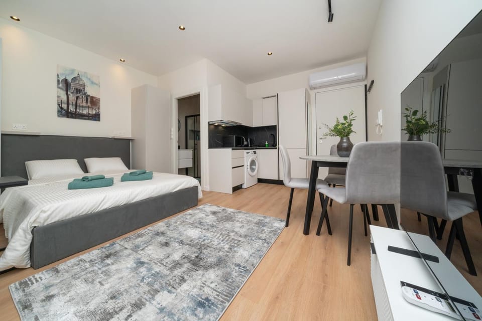 Bed, TV and multimedia, Kitchen or kitchenette, Photo of the whole room, Seating area, Dining area, Bedroom