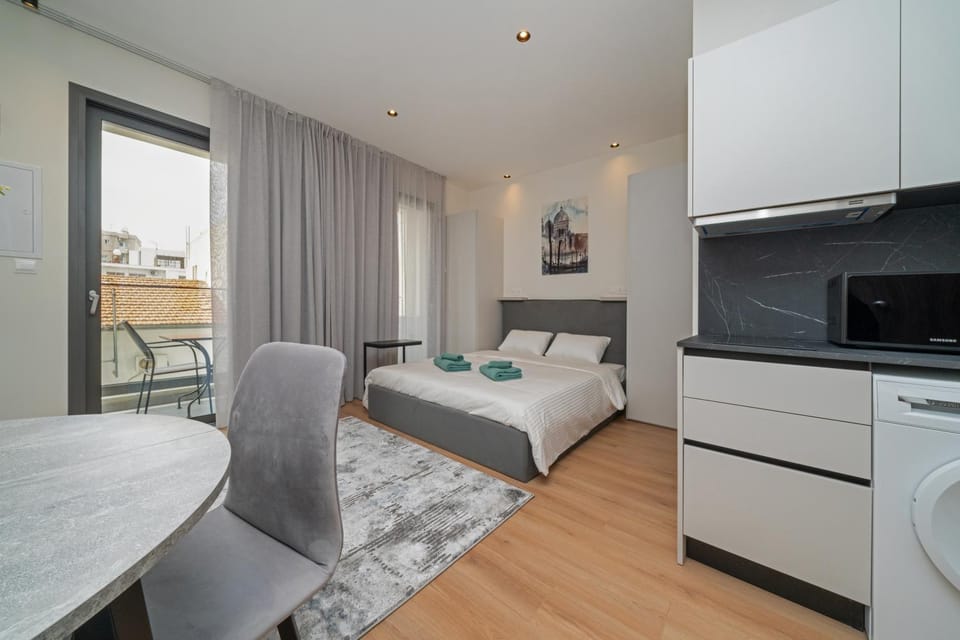 Bed, Kitchen or kitchenette, Photo of the whole room, Seating area, Dining area, microwave