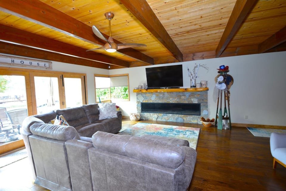 Deer Lodge #1 Lake front House in Bass Lake