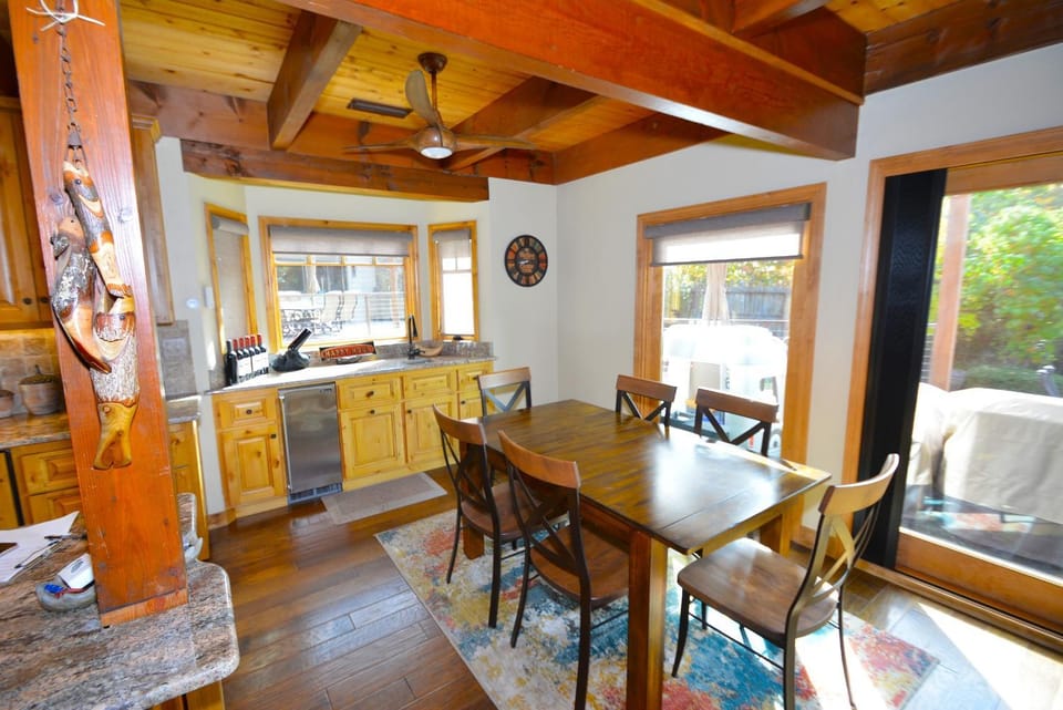 Deer Lodge #1 Lake front House in Bass Lake