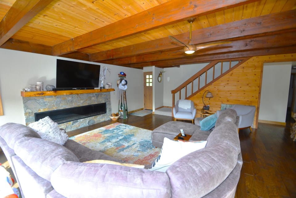 Deer Lodge #1 Lake front House in Bass Lake
