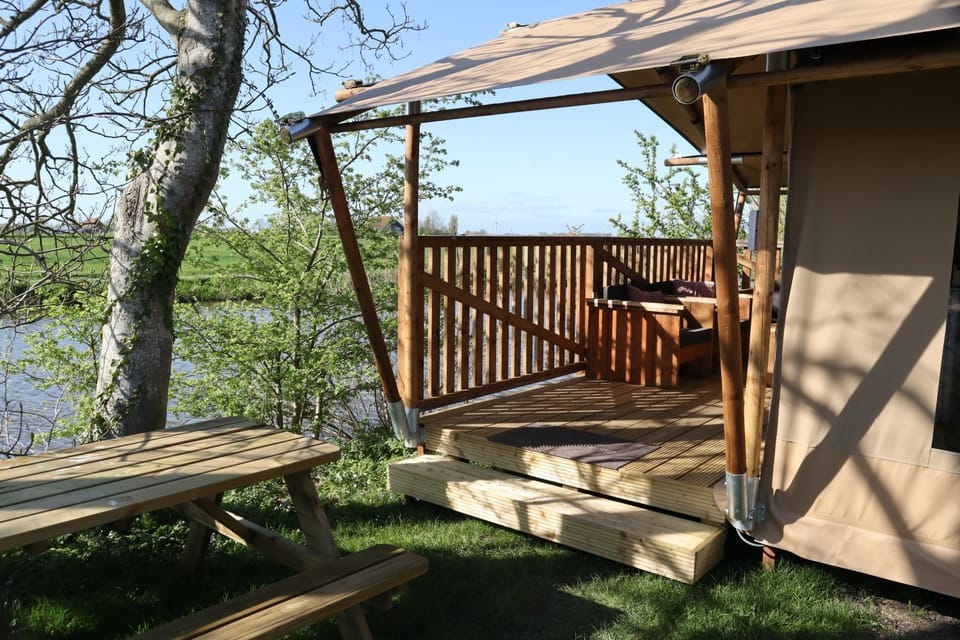 Luxe glamping tenten aan het water Luxury tent in Friesland, Netherlands