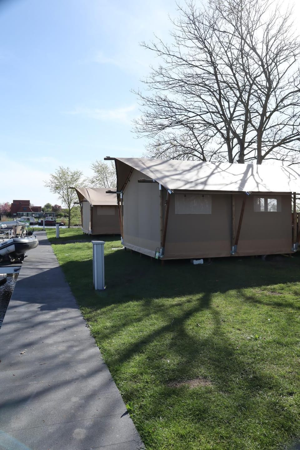 Luxe glamping tenten aan het water Luxury tent in Friesland, Netherlands