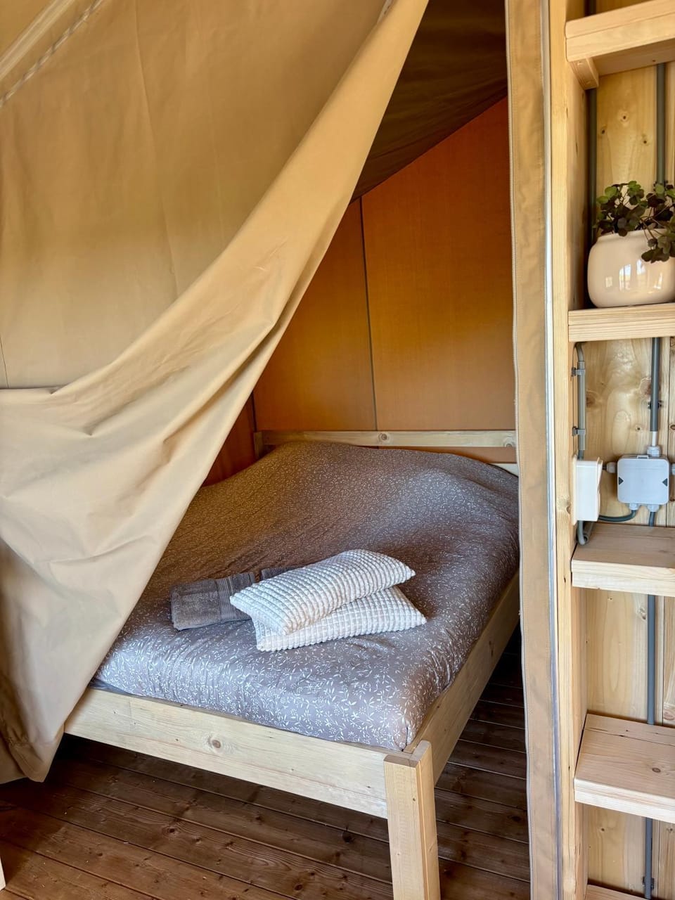 Bed, Bedroom, towels