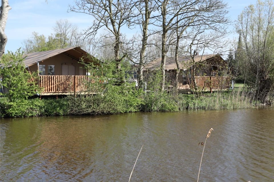 Luxe glamping tenten aan het water Luxury tent in Friesland, Netherlands