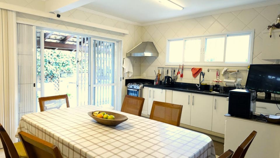 Kitchen or kitchenette, Dining area, stove