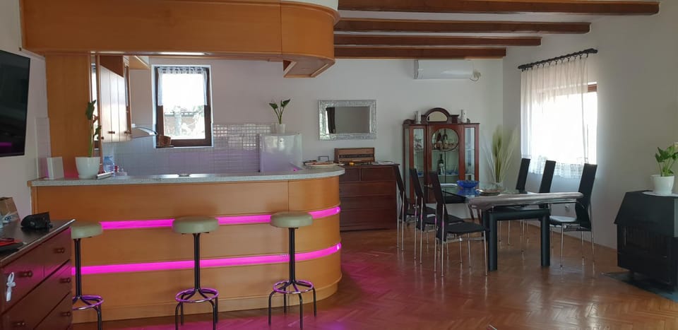 Kitchen or kitchenette, Dining area, minibar