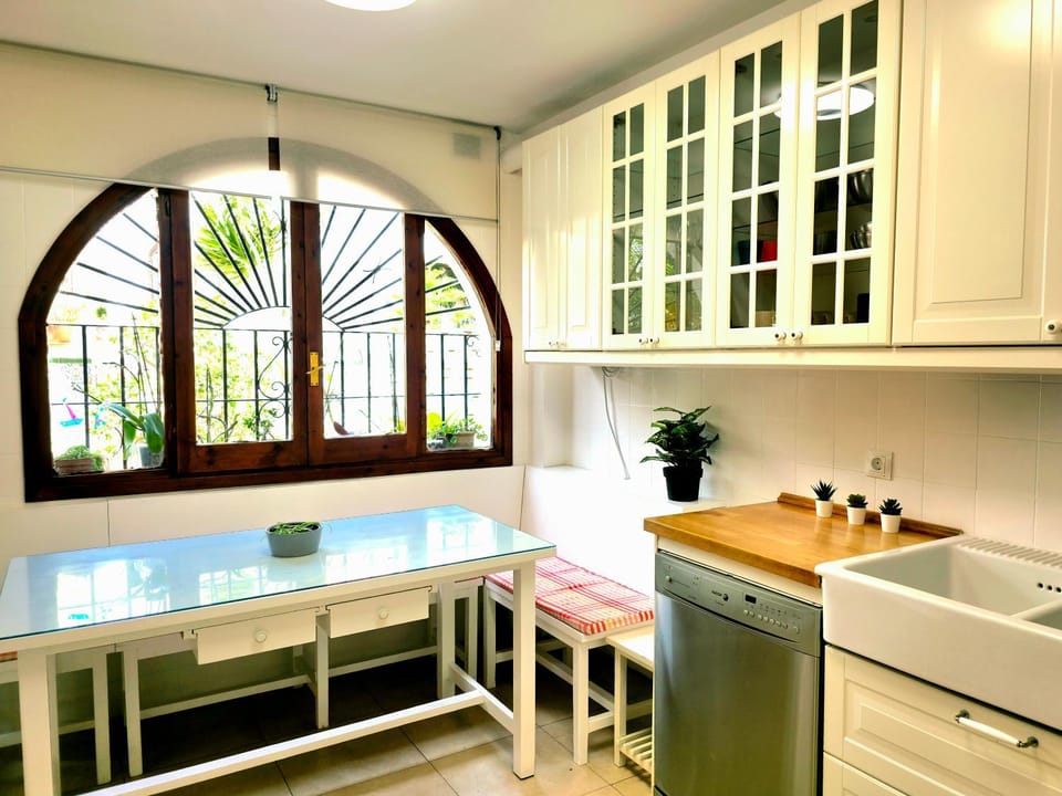 Kitchen or kitchenette, Dining area, dishwasher, stove