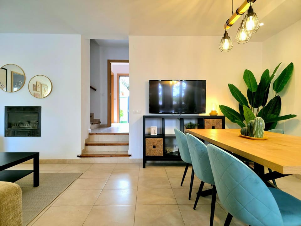 TV and multimedia, Living room, Seating area, Dining area