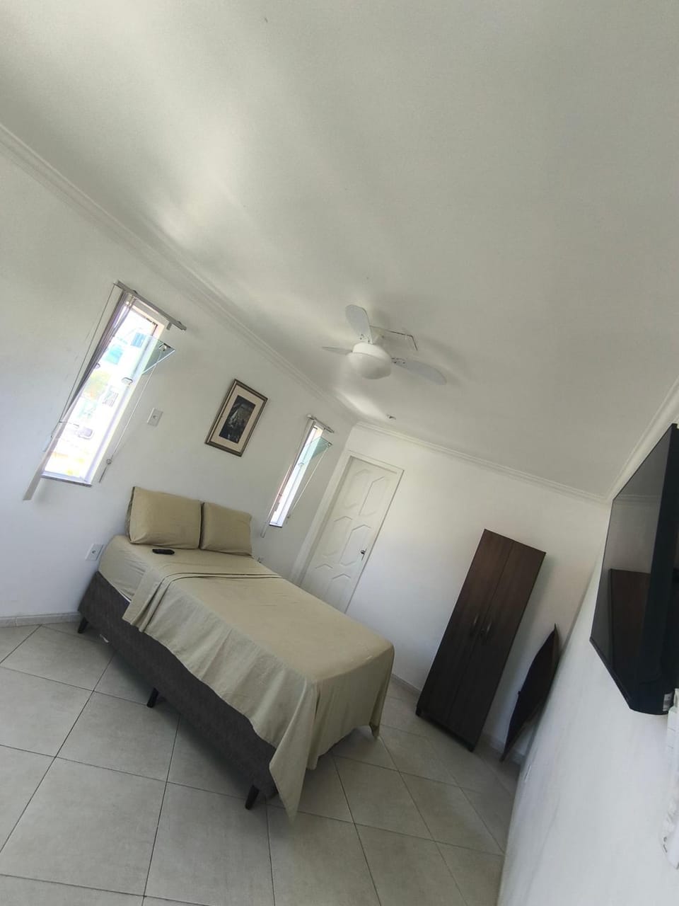 Bed, TV and multimedia, Photo of the whole room, Decorative detail, Decorative detail, towels