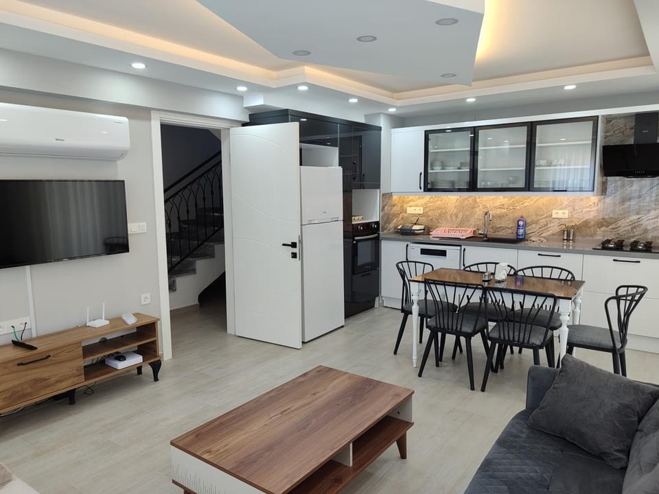 Communal lounge/ TV room, Communal lounge/ TV room, TV and multimedia, Kitchen or kitchenette, Living room, Dining area, oven