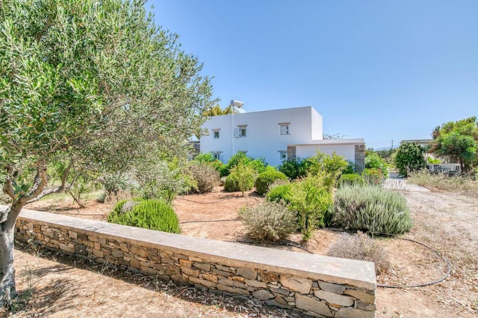 A summer house a few steps from the beach House in Paros, Greece