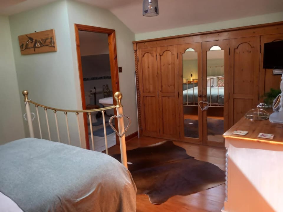 Bed, TV and multimedia, Seating area, Bedroom