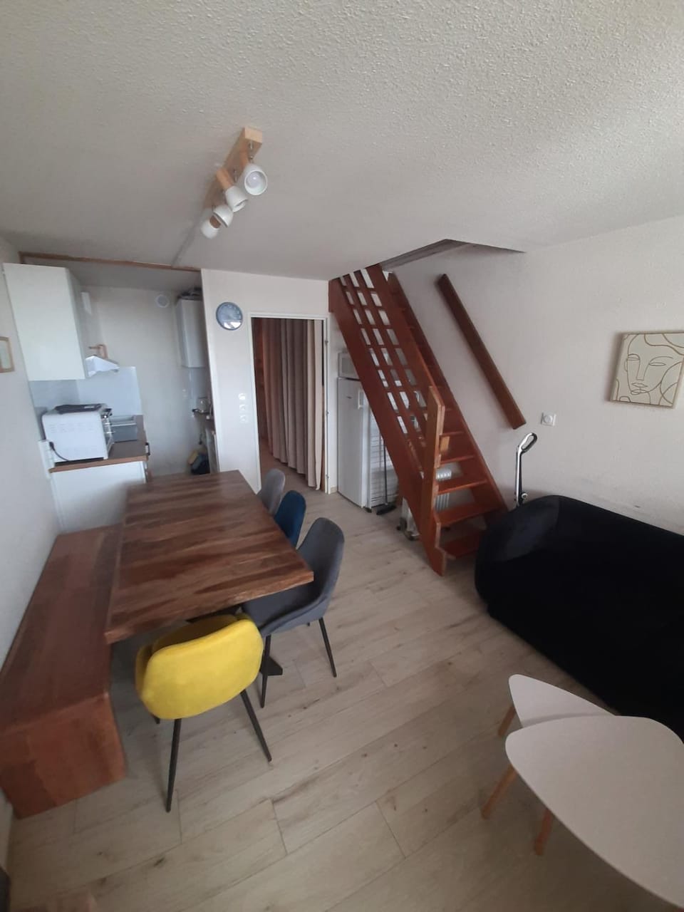 Kitchen or kitchenette, Living room, Seating area, Dining area