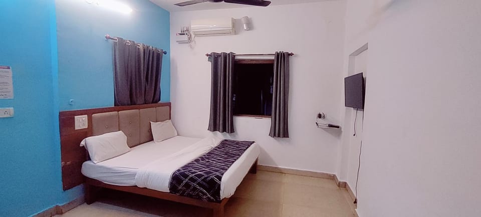 Bed, TV and multimedia, Bedroom
