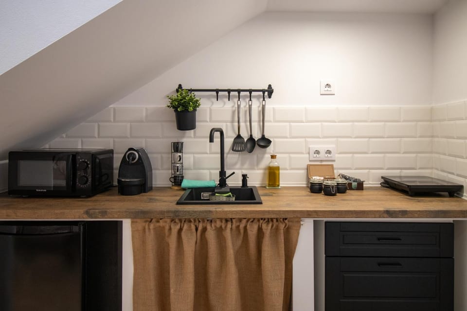Coffee/tea facilities, Kitchen or kitchenette, stove