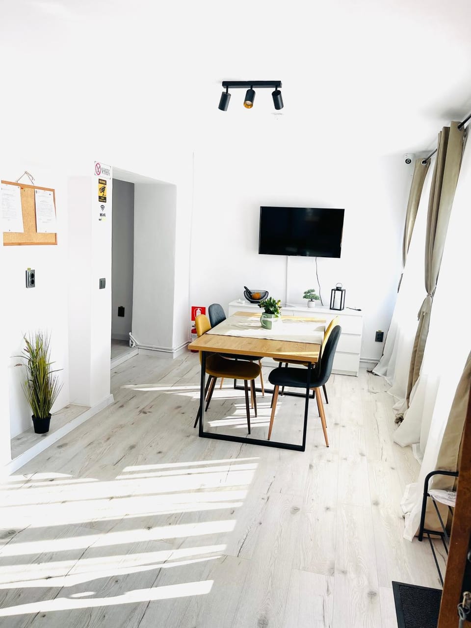 Communal lounge/ TV room, TV and multimedia, Living room, Dining area, Evening entertainment