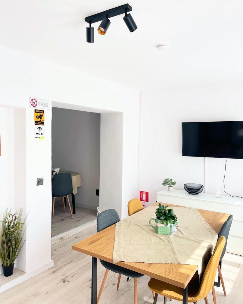 Communal lounge/ TV room, TV and multimedia, Living room, Seating area, Dining area, Evening entertainment