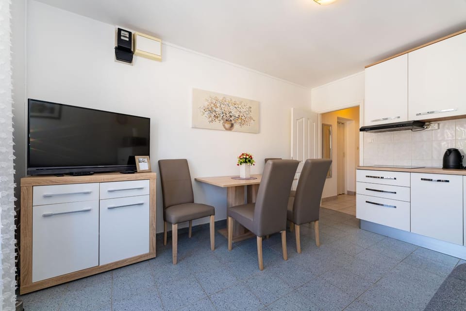 TV and multimedia, Kitchen or kitchenette, Dining area